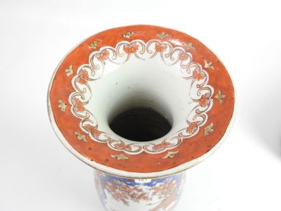 null JAPON : Paire de vases de forme pansue en porcelaine à décor en bleu, rouge...