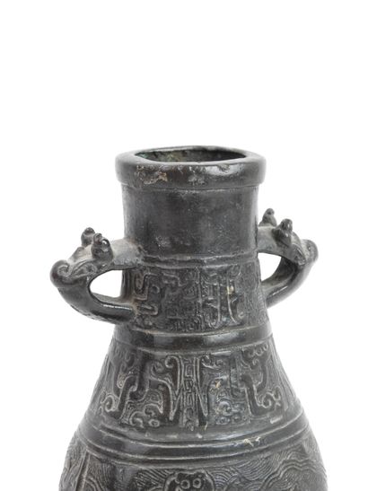 null CHINE : Vase en bronze de forme Hu à deux anses détachées. H. 17.5 cm