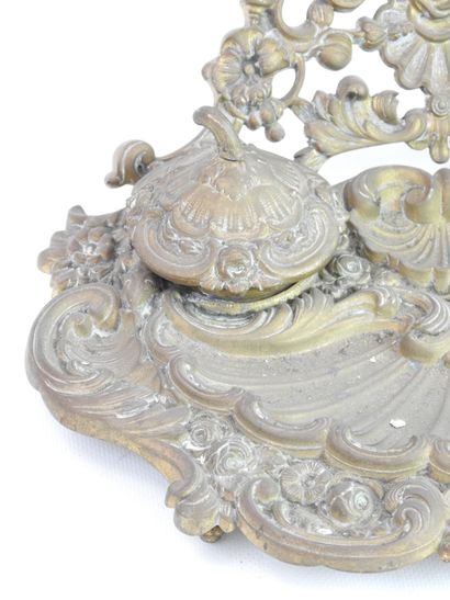 null Chased bronze inkstand in rocaille style, with two ink reservoirs and decorated...