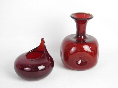 null Christian TORTU - XXe siècle. Vase en verre soufflé teinté rouge. 12 x 12 cm....