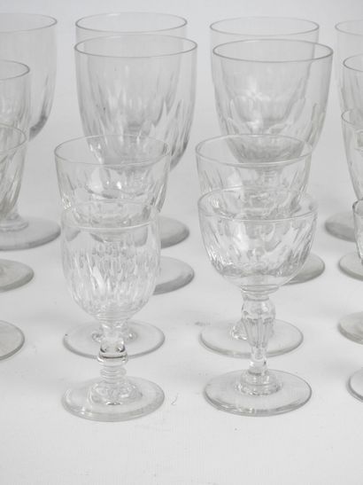 null LOT DE VERRES en verre soufflé comprenant verres à eau, verres à vin, verres...