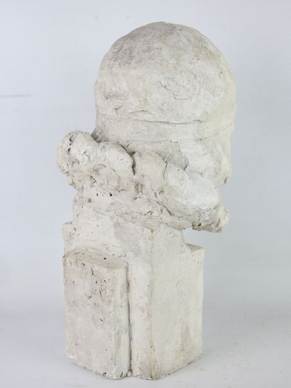 null TETE DE FEMME en platre originale non signé. Début XXeme siècle. H: 43 cm (usures...