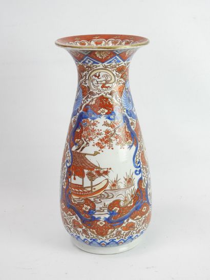 null JAPON : Paire de vases de forme pansue en porcelaine à décor en bleu, rouge...