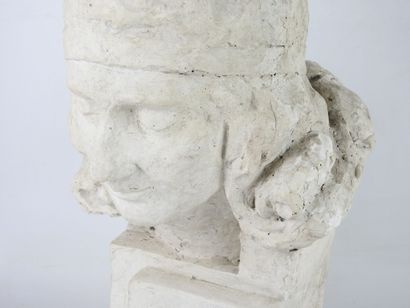 null TETE DE FEMME en platre originale non signé. Début XXeme siècle. H: 43 cm (usures...