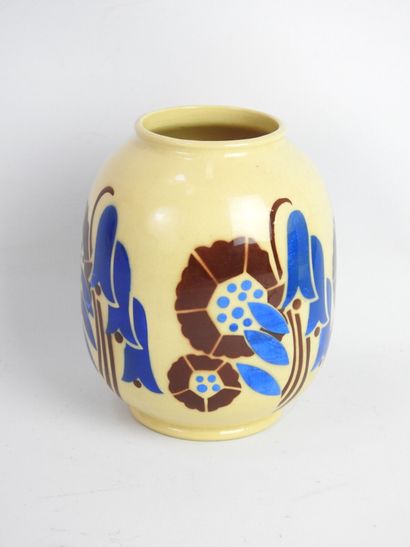 null LUNEVILLE, pour les Galeries Lafayette de Paris : Vase en faïence de forme ovoïde...