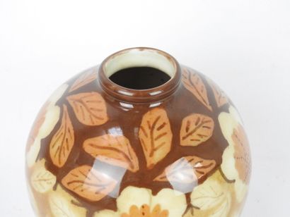null Camille THARAUD - Limoges : Vase boule en porcelaine à décor polychrome de fleurs...