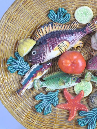 null VALLAURIS : Plat en faïence polychrome façon vannerie à décor de poissons, fruits...