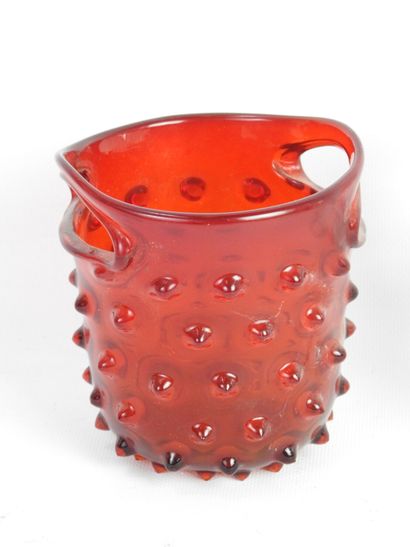 null LOT DE VERRERIES comprenant vase panier en verre rouge soufflé à décor de picots...