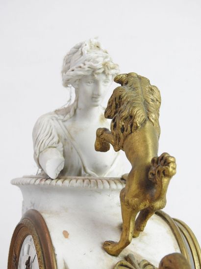 null PENDULE en biscuit et bronze doré représentant Aphrodite drapée à l'antique,...
