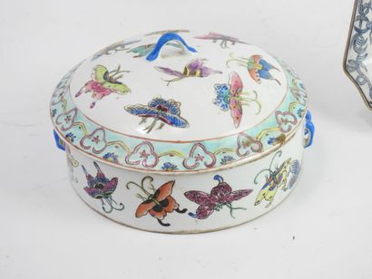 null CANTON : Boite circulaire couverte en porcelaine à décor polychrome de papillons....