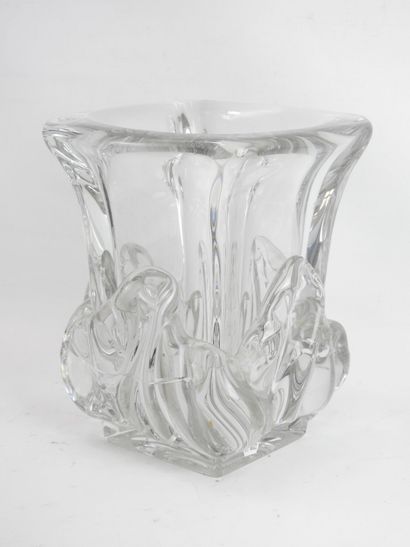 null DAUM France : Important vase en cristal de section carrée à décor d'une frise...
