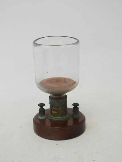 null VOLTAMETER in glass and metal resting on a wooden base. Height: 11 cm. Worn