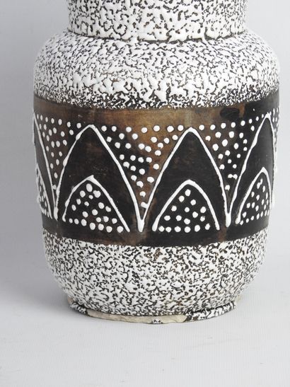 null Louis DAGE (1885-1963) : Vase en faïence à décor moucheté dans les teintes blanche...