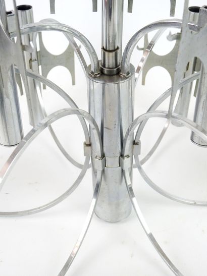 null Gaetano SCIOLARI (1927-1994) : Lustre à neuf lumières de forme cylindrique métallique...