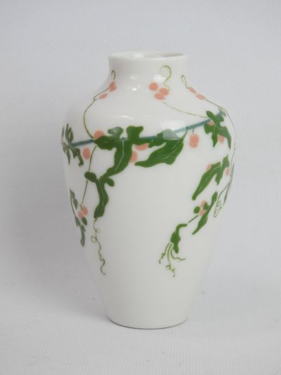 null VILBERT, école de Sèvres : Vase en porcelaine à décor de feuillages et boules...