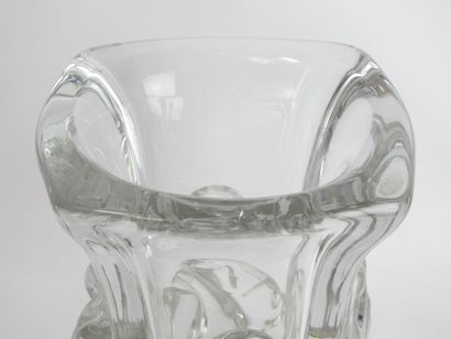 null DAUM France : Important vase en cristal de section carrée à décor d'une frise...