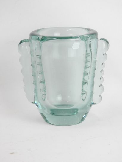 null DAUM Nancy France : Vase en cristal teinté vert à anses collées à chaud. Signé...