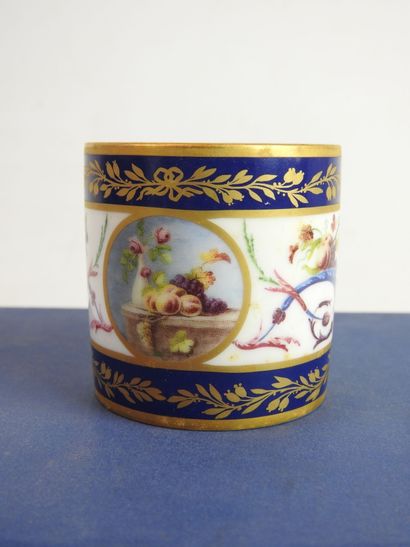 null Ancienne Manufacture Royale de Limoges : Tasse et sa sous-tasse en porcelaine...