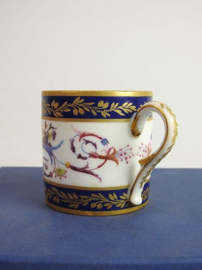 null Ancienne Manufacture Royale de Limoges : Tasse et sa sous-tasse en porcelaine...