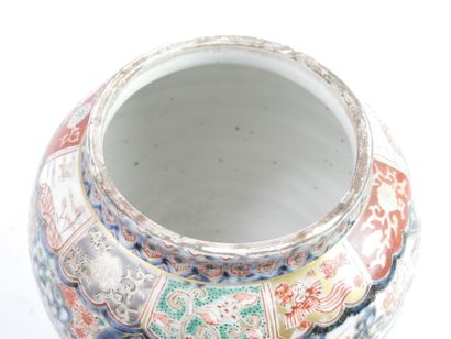 null CHINE : Vase couvert en porcelaine de forme ovoïde à décor en bleu, rouge et...