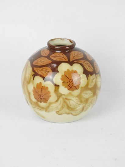 null Camille THARAUD - Limoges : Vase boule en porcelaine à décor polychrome de fleurs...