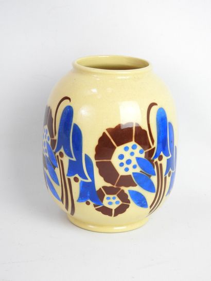 null LUNEVILLE, pour les Galeries Lafayette de Paris : Vase en faïence de forme ovoïde...