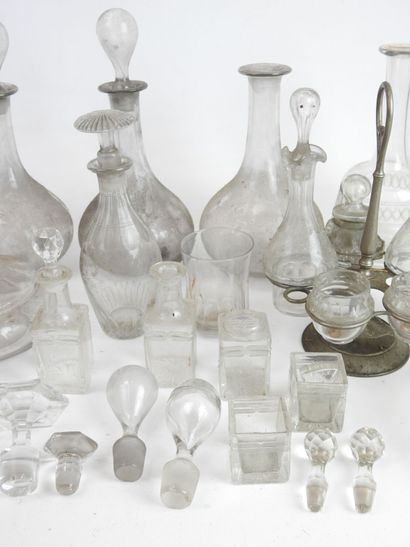 null LOT DE VERRERIE en cristal et verre comprenant cloche, carafes, gobelet, flacons,...