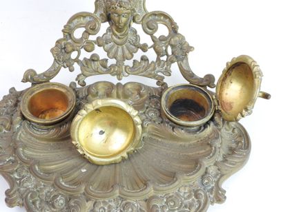 null Chased bronze inkstand in rocaille style, with two ink reservoirs and decorated...