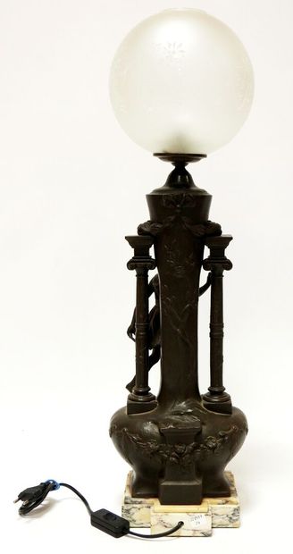 null Pied de lampe en régule reposant sur un socle en marbre blanc veiné, à décor...