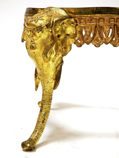 null Paire de socles en bronze doré sur piètement tripode à décor d'éléphants et...