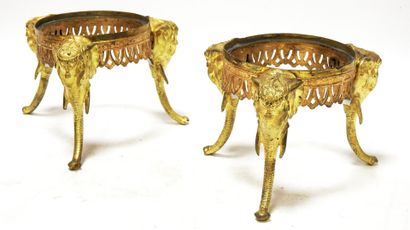 null Paire de socles en bronze doré sur piètement tripode à décor d'éléphants et...