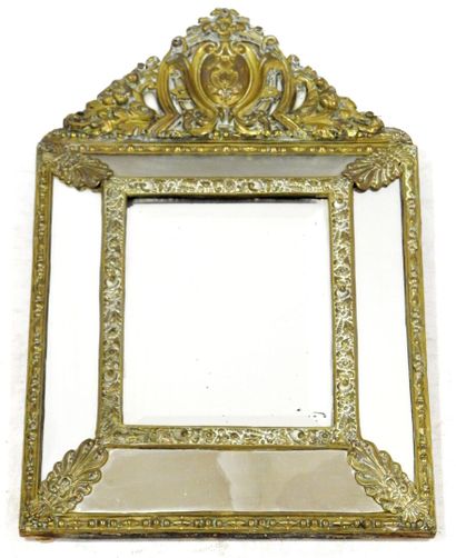 null Miroir de style Louis XIV à fronton avec encadrement en cuivre repoussé à décor...