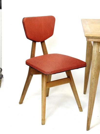 null Pierre CRUEGE (attribué à) : Quatre chaises en bois, l'assise en vinyle. Années...