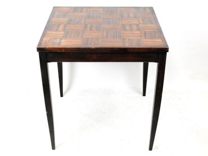 null TABLE de section carrée en bois exotique, le plateau en damier / parquet , pieds...