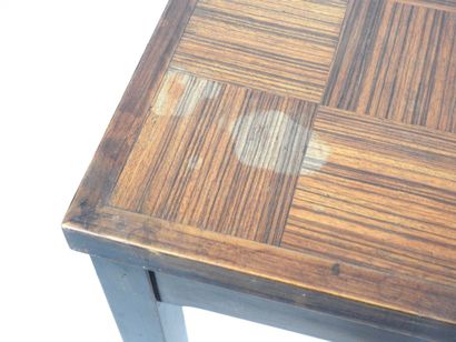 null TABLE de section carrée en bois exotique, le plateau en damier / parquet , pieds...
