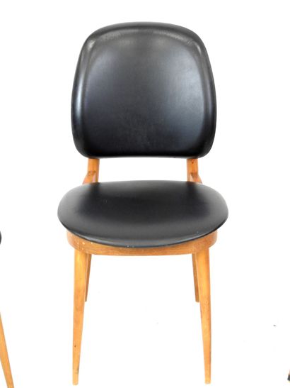 null Pierre GUARICHE (1926-1995): Trois chaises modèle Pégase en hêtre et skaï noir....