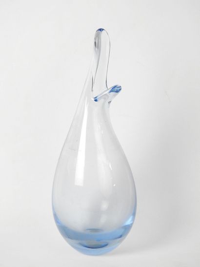 null Per LUTKEN (1916-1998) pour Holmegaard : Vase en verre bleu. Etiquette de l'éditeur...