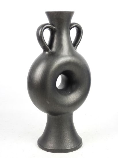 null Robert PICAULT (1919-2000): Black glazed ceramic ring vase with two handles....