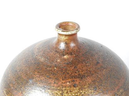 null François CADET (1932-1979) - La Borne : Vase boule en grés à couverte marron....
