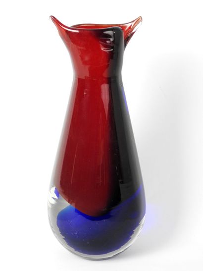 null MURANO : Vase en verre bleu rouge et incolore. Dans le gout de Flavio Poli....