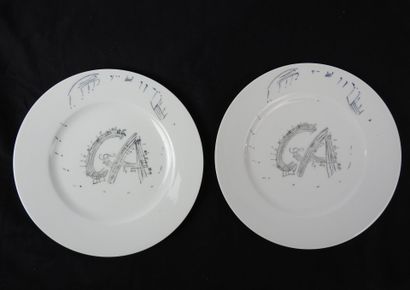 null Georges AURIC (1899-1983) & CHRISTOFLE : Paire d'assiettes en porcelaine blanche...