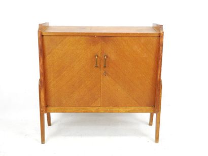 null COMMODE A PORTES en placage de bois. Années 1950. H: 90 - L: 85 - P: 30 cm (usures,...