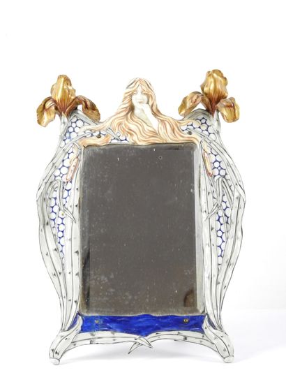 null ALLEMAGNE: Miroir Art Nouveau en porcelaine, le fronton à décor polychrome d'une...