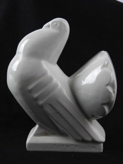 null Georges VENTRILLON (XXth): Pigeon. Proof in cracked ceramic. Signed on the edge....