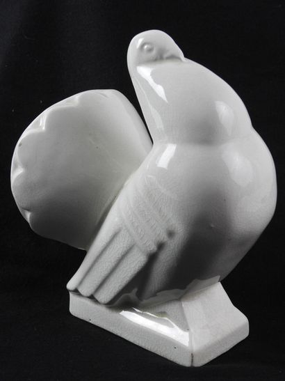 null Georges VENTRILLON (XXth): Pigeon. Proof in cracked ceramic. Signed on the edge....