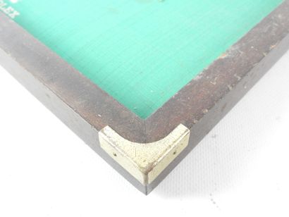 null ROLEX : Plateau de présentation en tissu vert, entourage bois à coins en laiton....