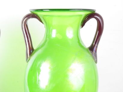 null MURANO : Deux vases amphores pouvant former paire en verre soufflé, anses appliquées...