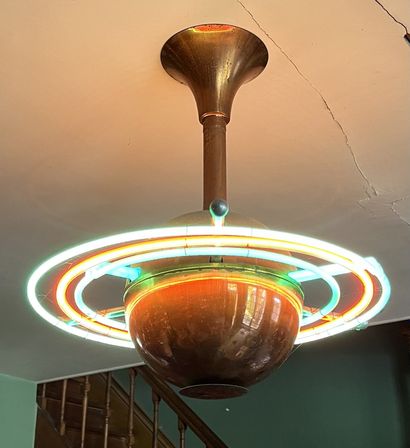 null 
Lustre moderniste en cuivre, de forme boule avec tubes luminescents vert-rouge,...