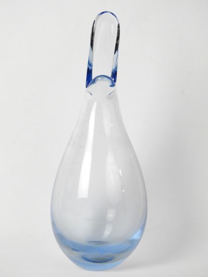 null Per LUTKEN (1916-1998) pour Holmegaard : Vase en verre bleu. Etiquette de l'éditeur...