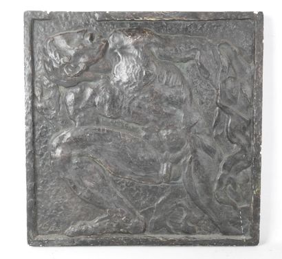 null PLAQUE de forme carrée en plâtre patiné bronze représentant un homme. Travail...